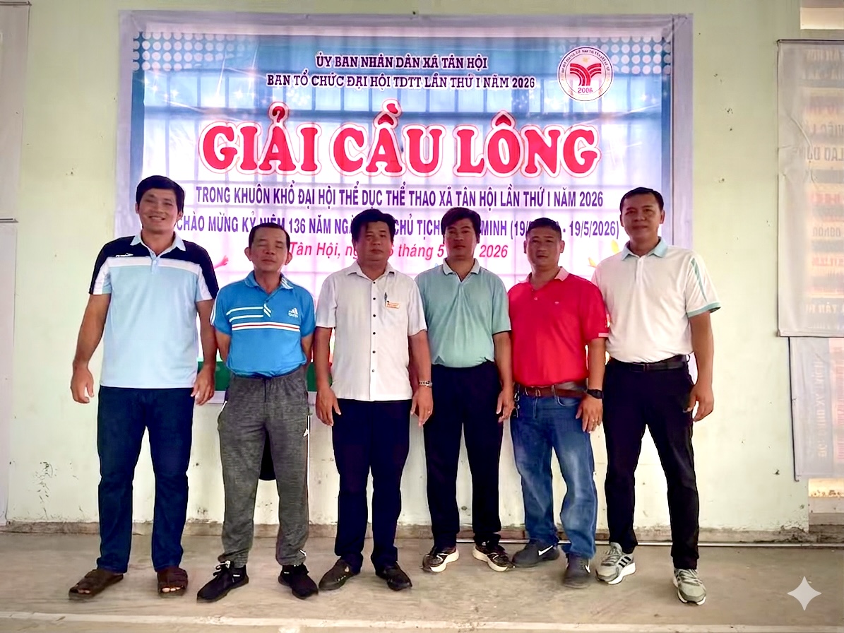 Ông Hồ Anh Tuấn (Giữa) cùng lực lượng Trọng tài