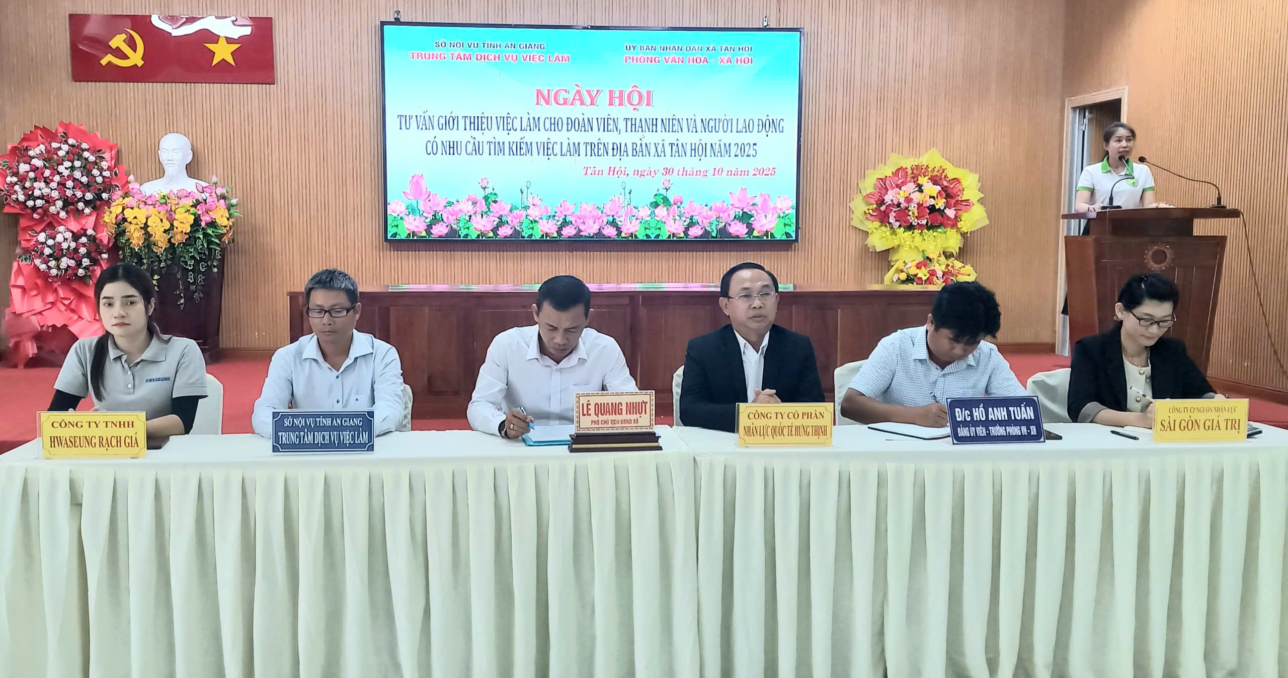 Đại biểu tham dự hội nghị ngày hội việc làm xã Tân Hội