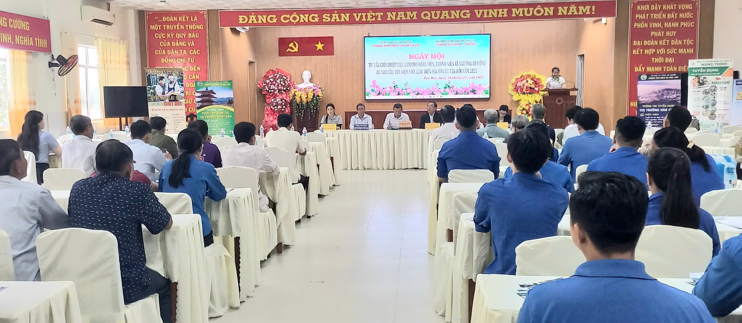 Quang cảnh ngày hội việc làm tại UBND xã Tân hội