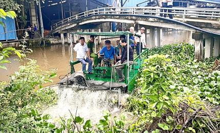 Hạ thủy phà xử lý lục bình 