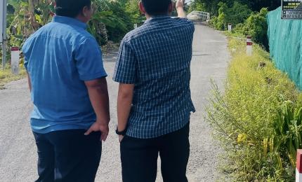Ông Nguyễn Minh Ngọc - Chủ tịch UBND xã Tân Hội trực tiếp chỉ đạo dọn dẹp, phát quang cây xanh che khuất tầm nhìn